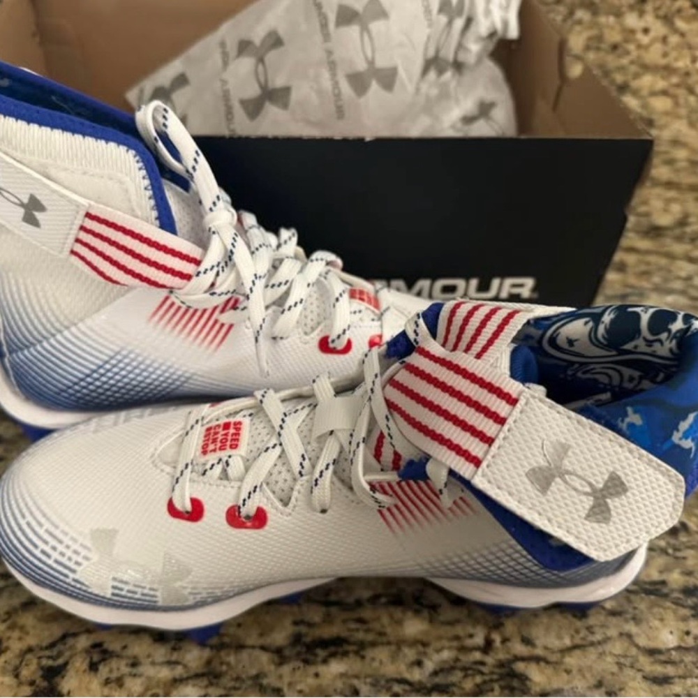 Youth Under Armour cleats NIB size
4Y